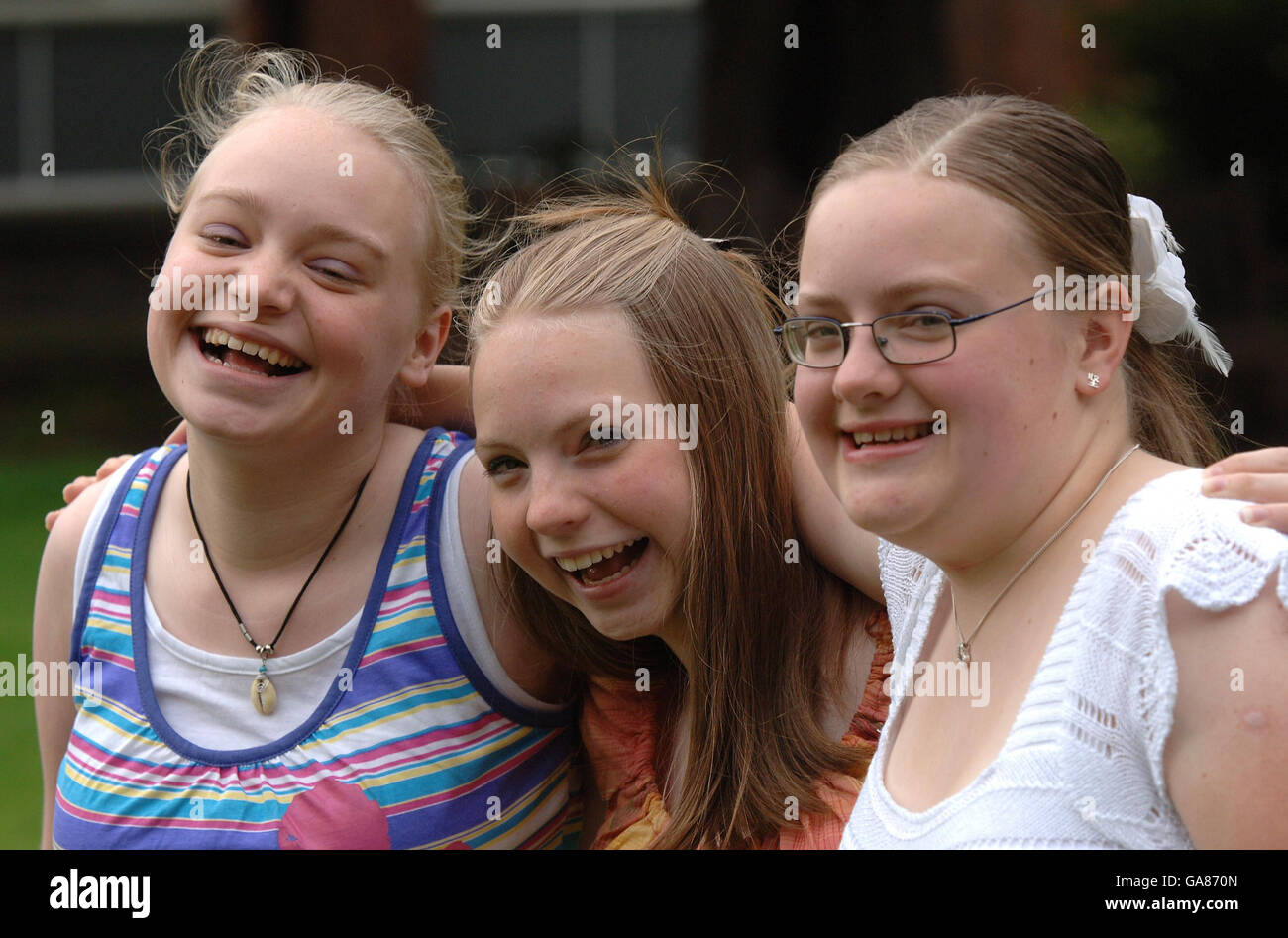 Les triplés Antonia (à gauche), Heather (au centre) et Felicity Wimbush, qui assistent à la Wakefield High School for Girls, célèbrent après avoir réalisé un ensemble complet de neuf niveaux A de classe A, tous dans des sujets différents. Banque D'Images