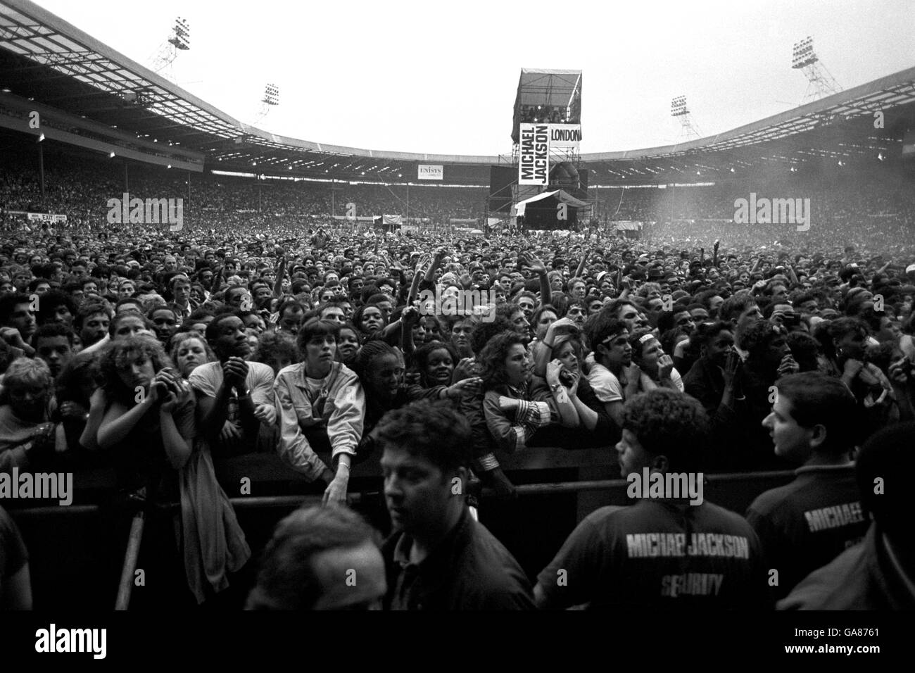 Michael Jackson roque un Wembley Stadium emballé, alors qu'il commence la partie britannique de son tour du monde complet. Banque D'Images