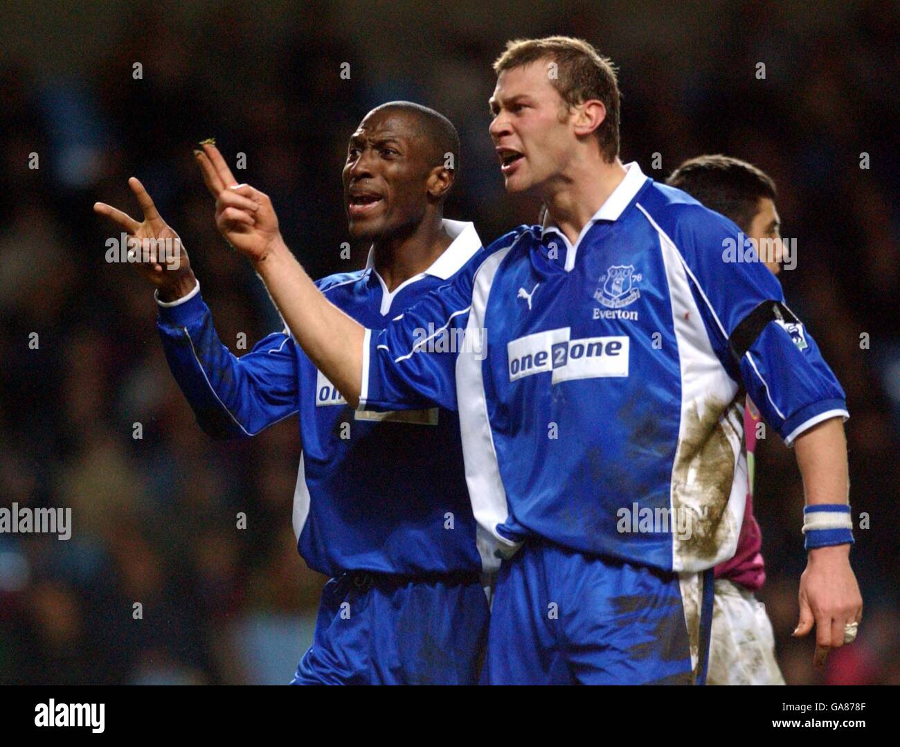 Soccer - FA Barclaycard Premiership - Aston Villa v Everton. l-r; Kevin Campbell et Duncan Ferguson d'Everton tentent de faire un point pour l'arbitre Chris Foy Banque D'Images