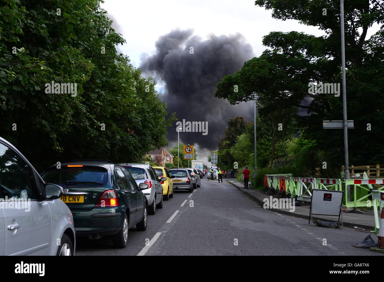 La fumée d'un grand feu que l'on croit être le centre de distribution de Morrisons près de Wakefield, West Yorkshire, Royaume-Uni. Banque D'Images