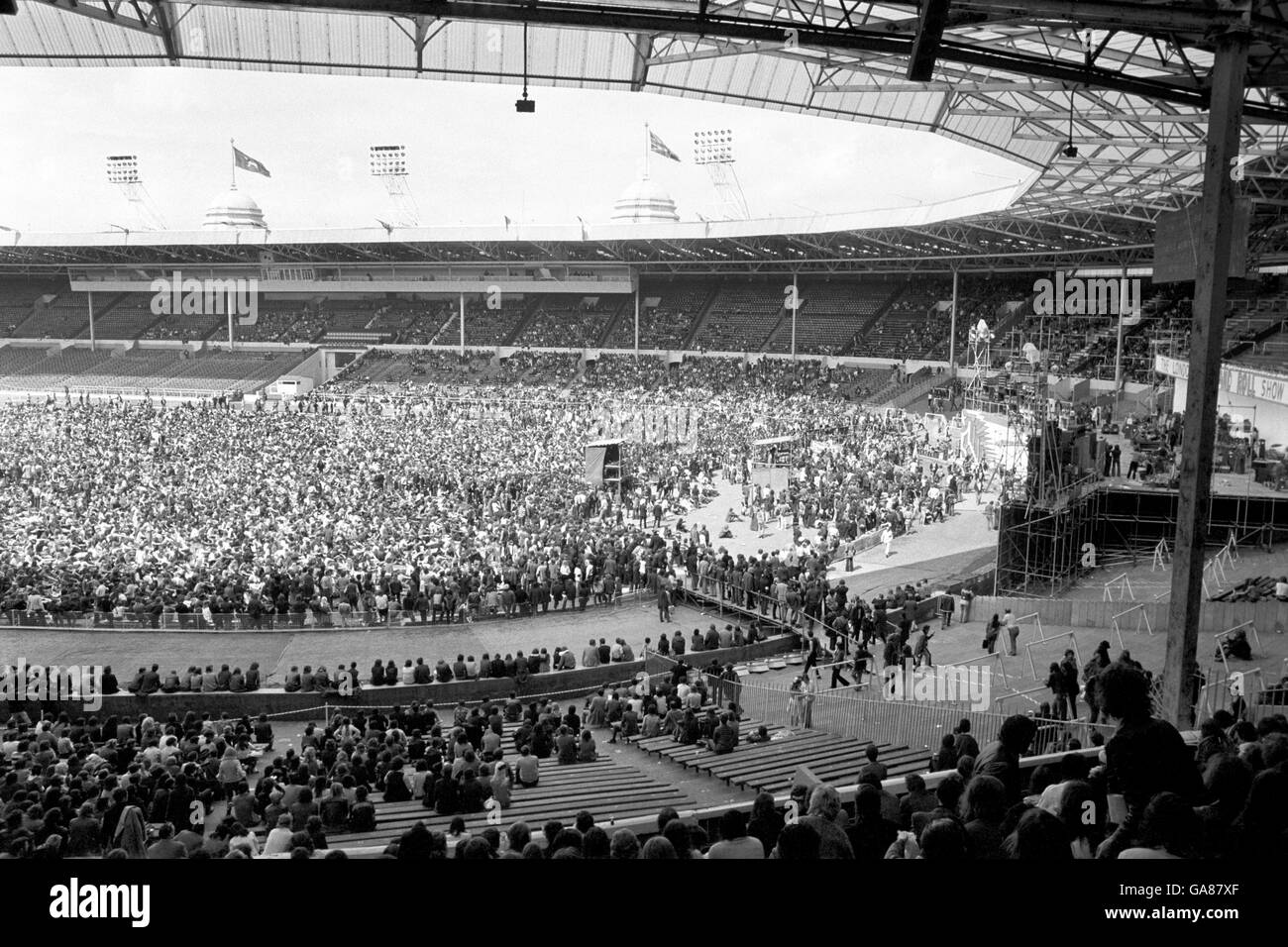 Les passionnés de rock du stade Wembley, où des milliers de personnes ont assisté à un festival Rock 'n' Roll, qui a eu lieu il y a vingt ans. Banque D'Images