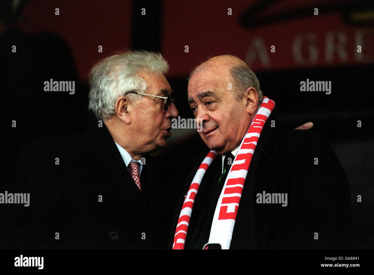 Mohammed Al Fayed, président de Fulham, et Doug, président d'Aston Villa Ellis avant le match Banque D'Images
