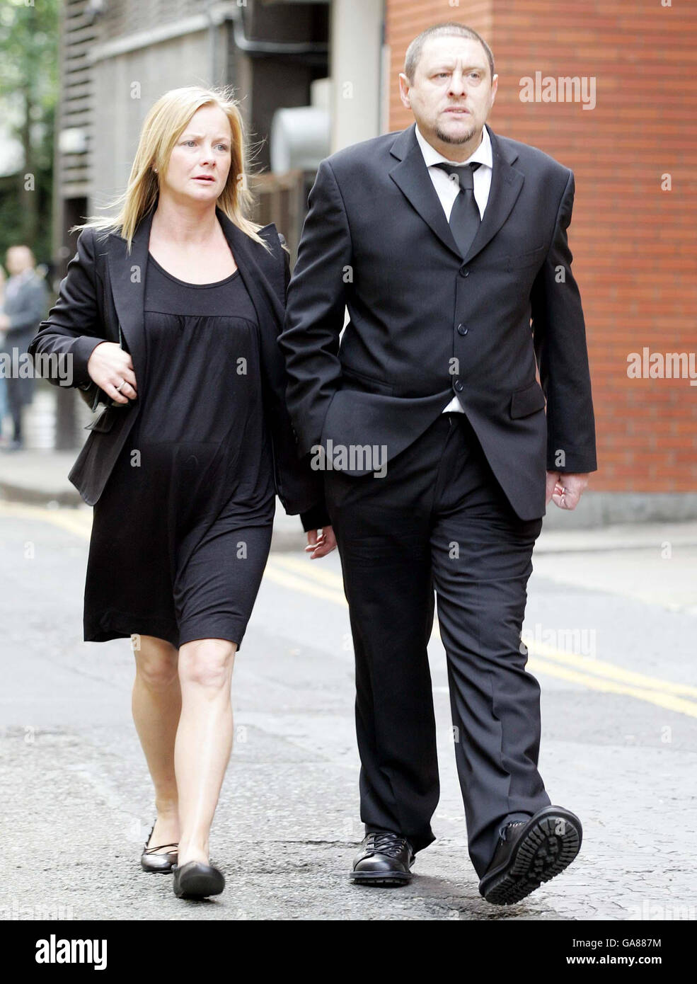 Les lundis heureux la chanteuse Shaun Ryder et son partenaire arrivent pour les funérailles du mogul musical Tony Wilson, à l'église St Mary's RC Church (The Hidden Gem) dans le centre de Manchester. Banque D'Images