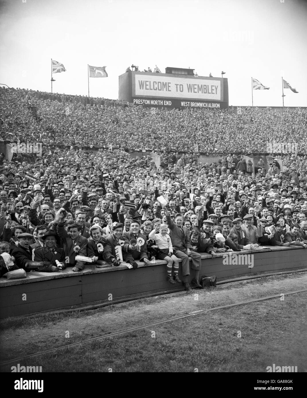 Les supporters de l'équipe mettent les terrasses au stade Wembley en attendant le lancement de la finale de la coupe FA. Banque D'Images Les supporters de l'équipe mettent les terrasses au stade Wembley en attendant le lancement de la finale de la coupe FA. Banque D'Images