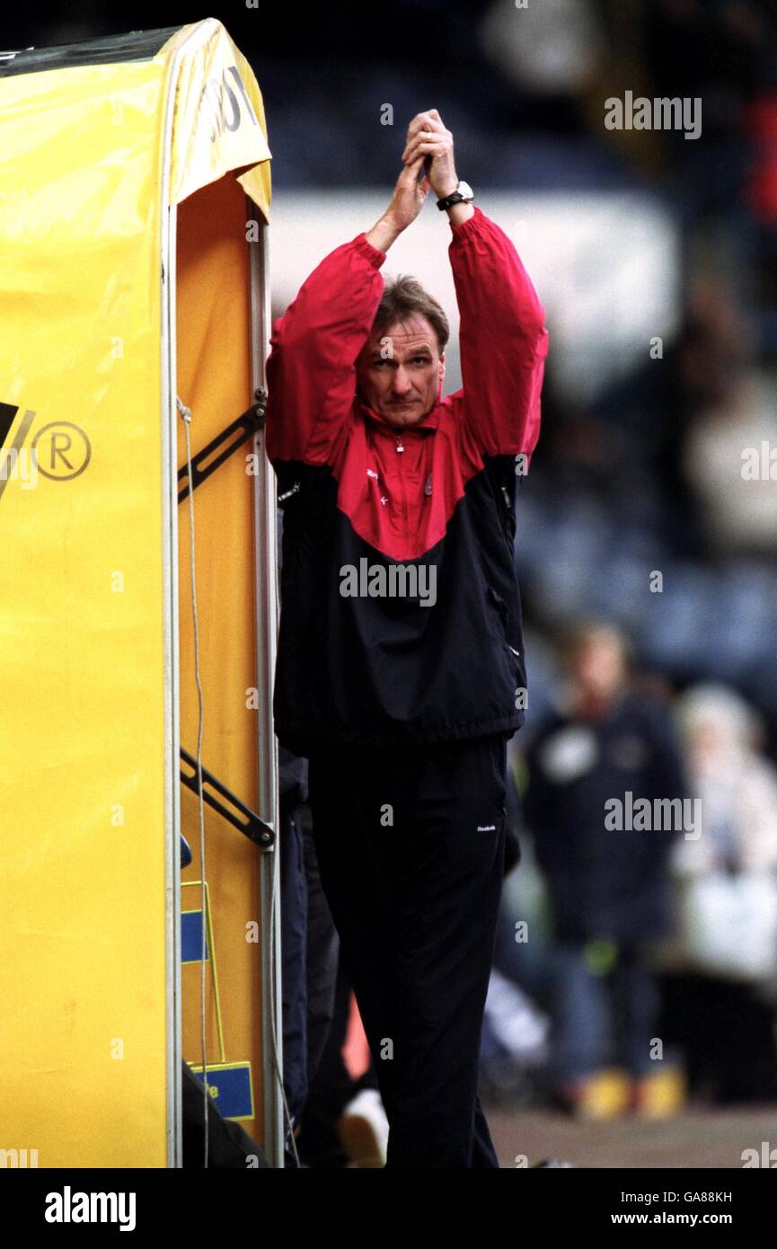 Football - FA Barclaycard Premiership - Leeds United / Liverpool.L'entraîneur de Liverpool, Phil Thompson, applaudit les fans après le coup de sifflet final contre Leeds Banque D'Images