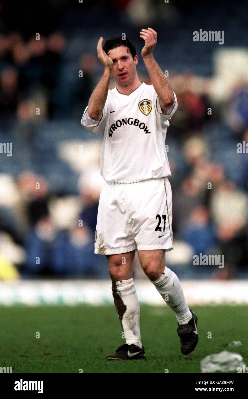 Robbie Fowler, l'ancien buteur de Liverpool à Leeds, applaudit les fans de la fin du jeu Banque D'Images