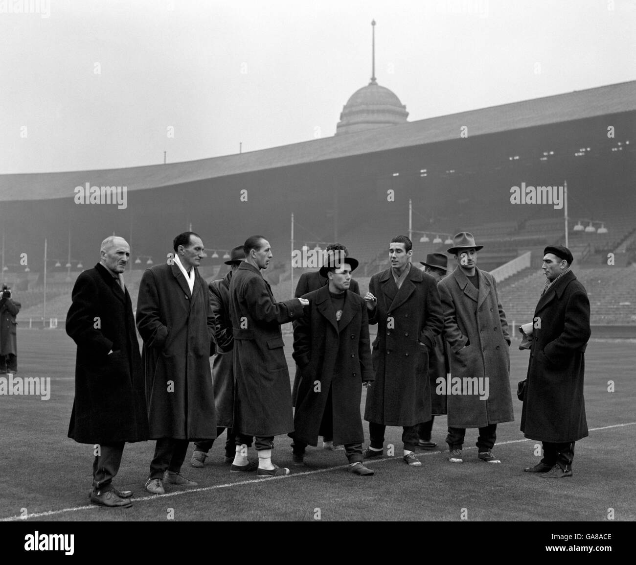 Les membres de l'équipe hongroise lors de leur première visite à Wembley voient l'arène où ils joueront en Angleterre. Banque D'Images