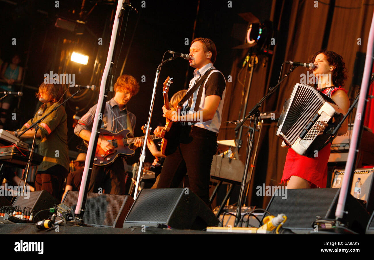Arcade Fire se exécutant sur la scène principale au Carling Reading Festival 2007 à Reading, Berkshire. Banque D'Images