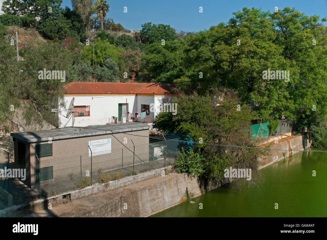 Réseau de stations d'alerte automatique de la qualité de l'eau, programme de SAICA, Alcala del Rio, Séville province, Andalusia, Spain, Europe Banque D'Images