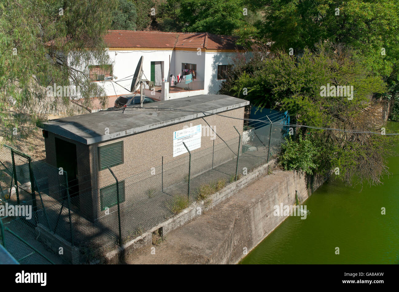 Réseau de stations d'alerte automatique de la qualité de l'eau, programme de SAICA, Alcala del Rio, Séville province, Andalusia, Spain, Europe Banque D'Images