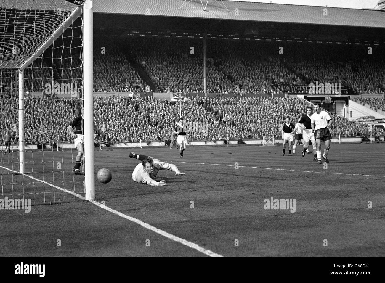 Football - Home Championnat International - Angleterre / Ecosse - Wembley Stadium.Le britannique Jimmy Greaves (r) tire un de ses trois buts après le gardien de but écossais Frank Haffey (l) Banque D'Images
