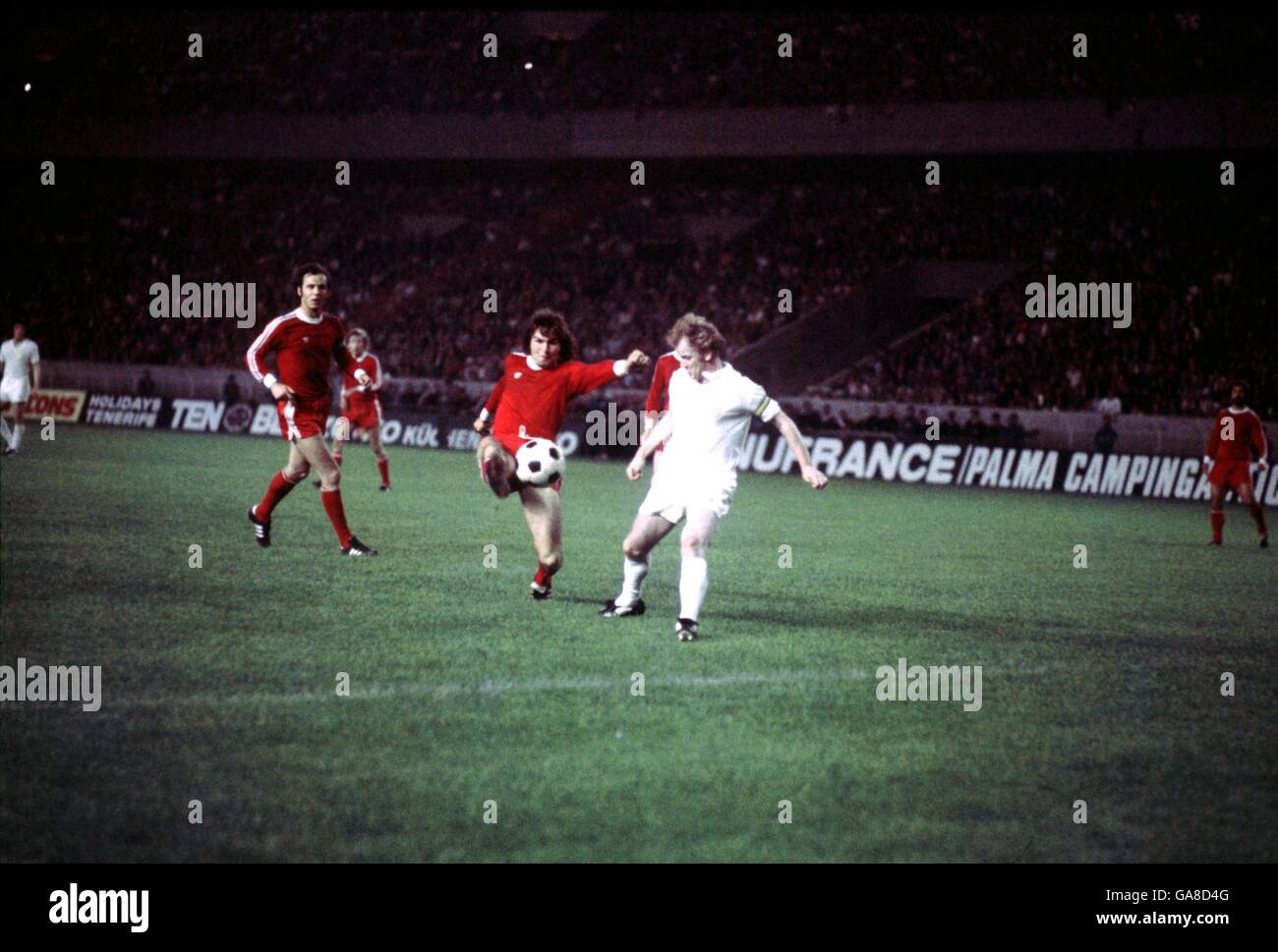 (L-R) Franz Beckenbauer, du Bayern de Munich, se présente comme un coéquipier à l'écart de Billy Bremner de Leeds United Banque D'Images