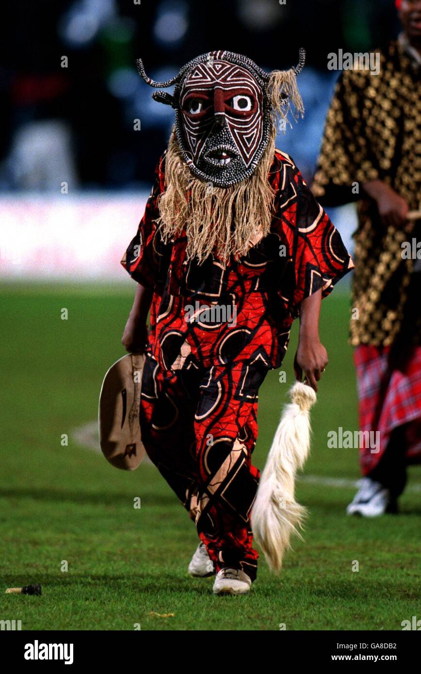 Football international - amical - Paraguay / Nigeria.Un fan nigérian en costume tribal Banque D'Images