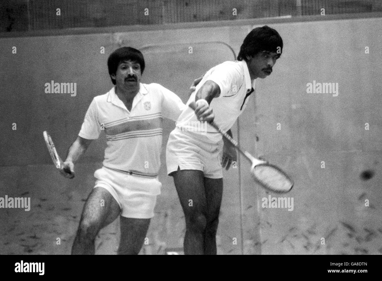Squash - Championnat britannique d'Open de Tate.Jahangir Khan (r) et Qamar Zaman (l) en action Banque D'Images