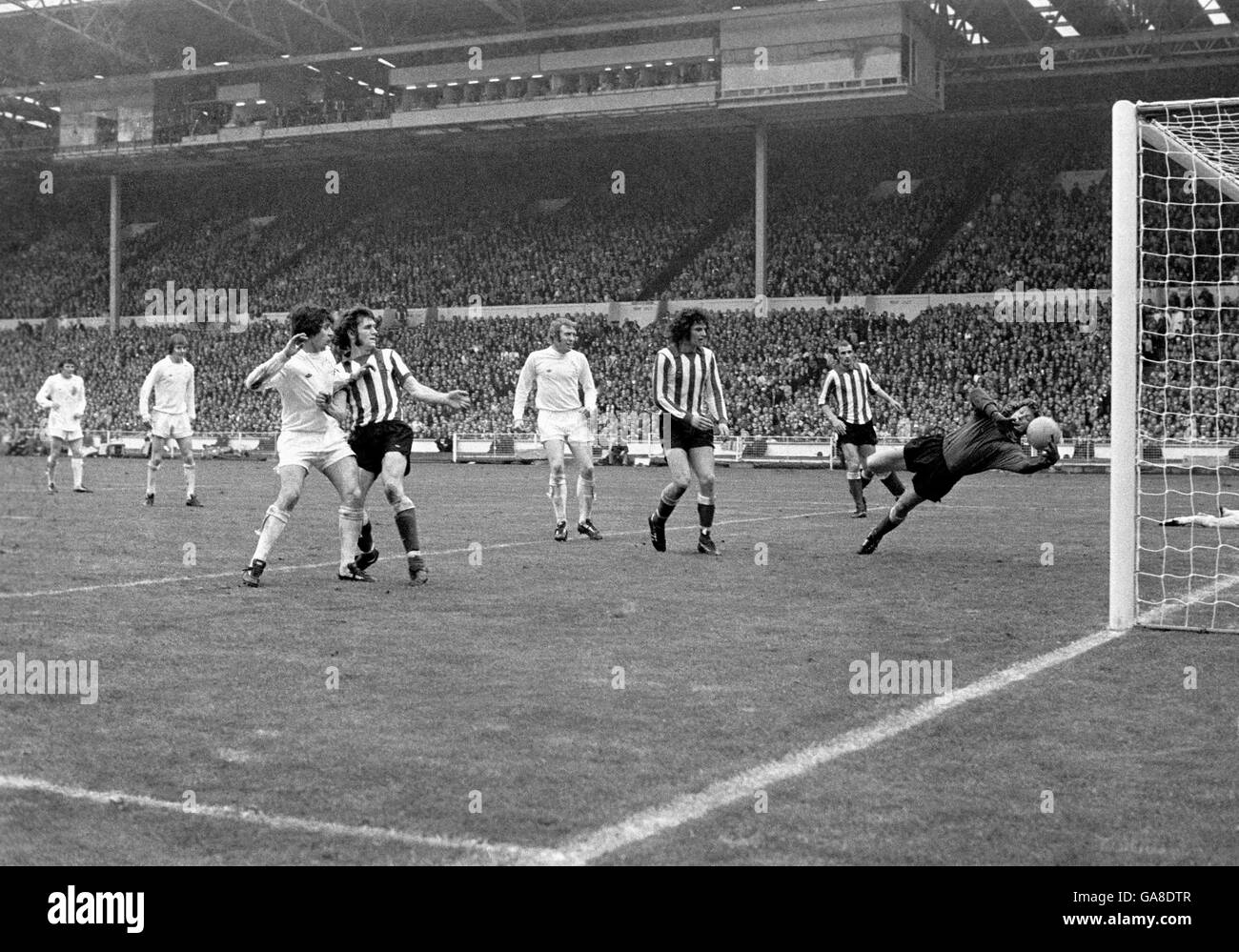 Jim Montgomery (r), gardien de but de Sunderland, détourne un coup de feu de Peter Lorimer (l) de Leeds United vers le bar, complétant ainsi sa célèbre double épargne - beaucoup à l'étonnement de Lorimer, Mick Jones (troisième l) et Trevor Cherry (extrême r) de Leeds United, dont le cueilleur Montgomery avait pâleur à Lorimer Banque D'Images