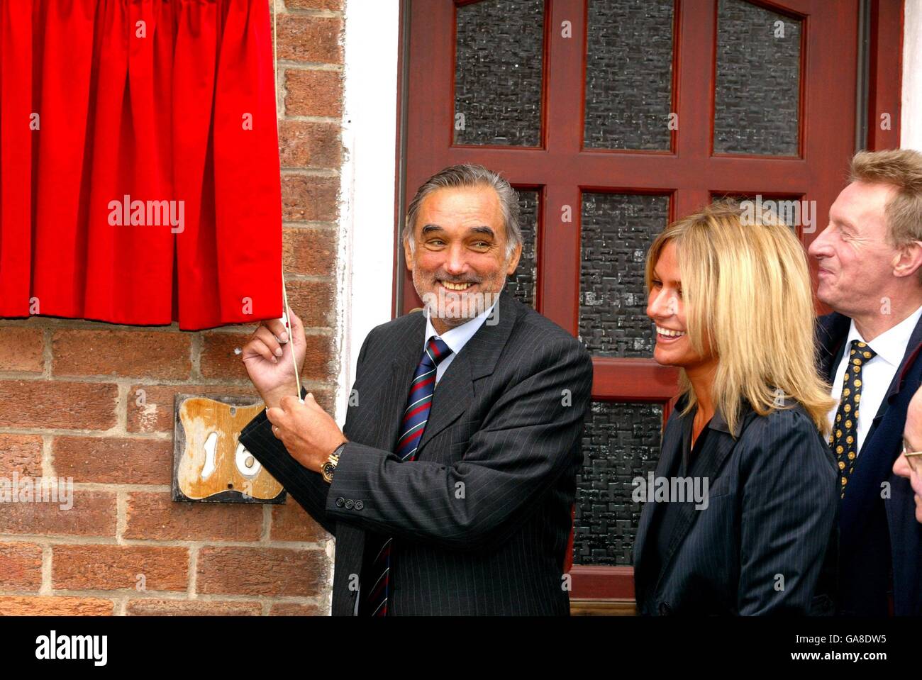George Best, ancien joueur de football de Manchester United et d'Irlande du Nord dans sa vieille maison de famille après qu'il ait reçu la liberté Du Borough de Castlereagh à Belfast où il était Né avec son épouse Alex et Denis Law Banque D'Images