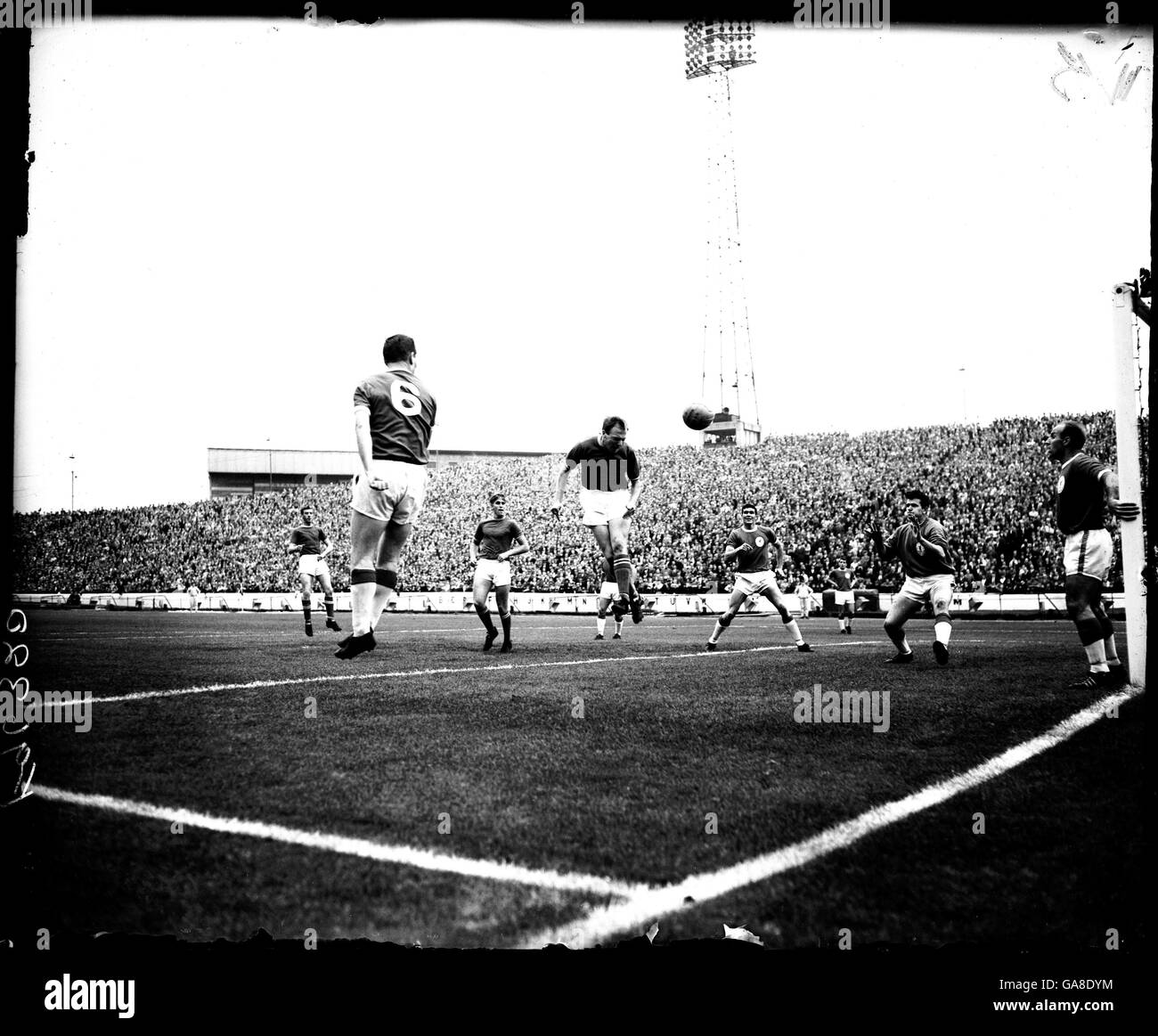 Ron Yeats (troisième r) de Liverpool regarde Tommy Lawrence comme gardien de but (deuxième r) Et le coéquipier Ronnie Moran (r) essayer de garder un en-tête Banque D'Images