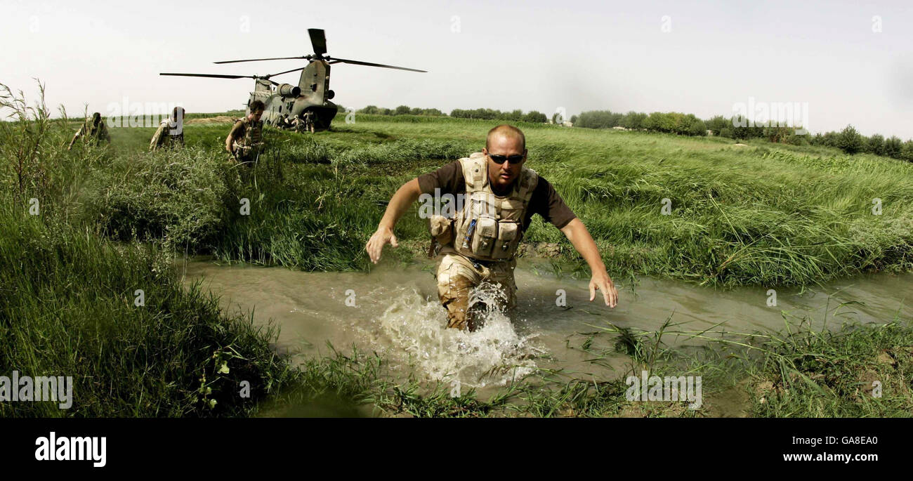 Les soldats du régiment de Worcester et de Sherwood Forester retournent à la ligne de front après avoir pris le soldat Davey Graham, 21 ans, de Nottingham pour être interné au large de la zone verte de Helmand Provence, dans le sud de l'Afghanistan, Après avoir été blessé par une balle dans un Ambush par les Taliban le 14 août. Banque D'Images