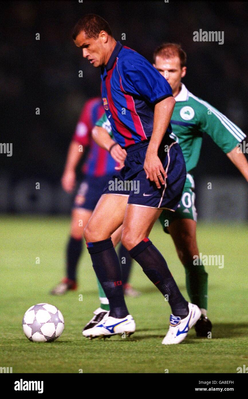 Rivaldo de Barcelone (l) détient des basinas Aggelos de Panathinaikos (r) Banque D'Images