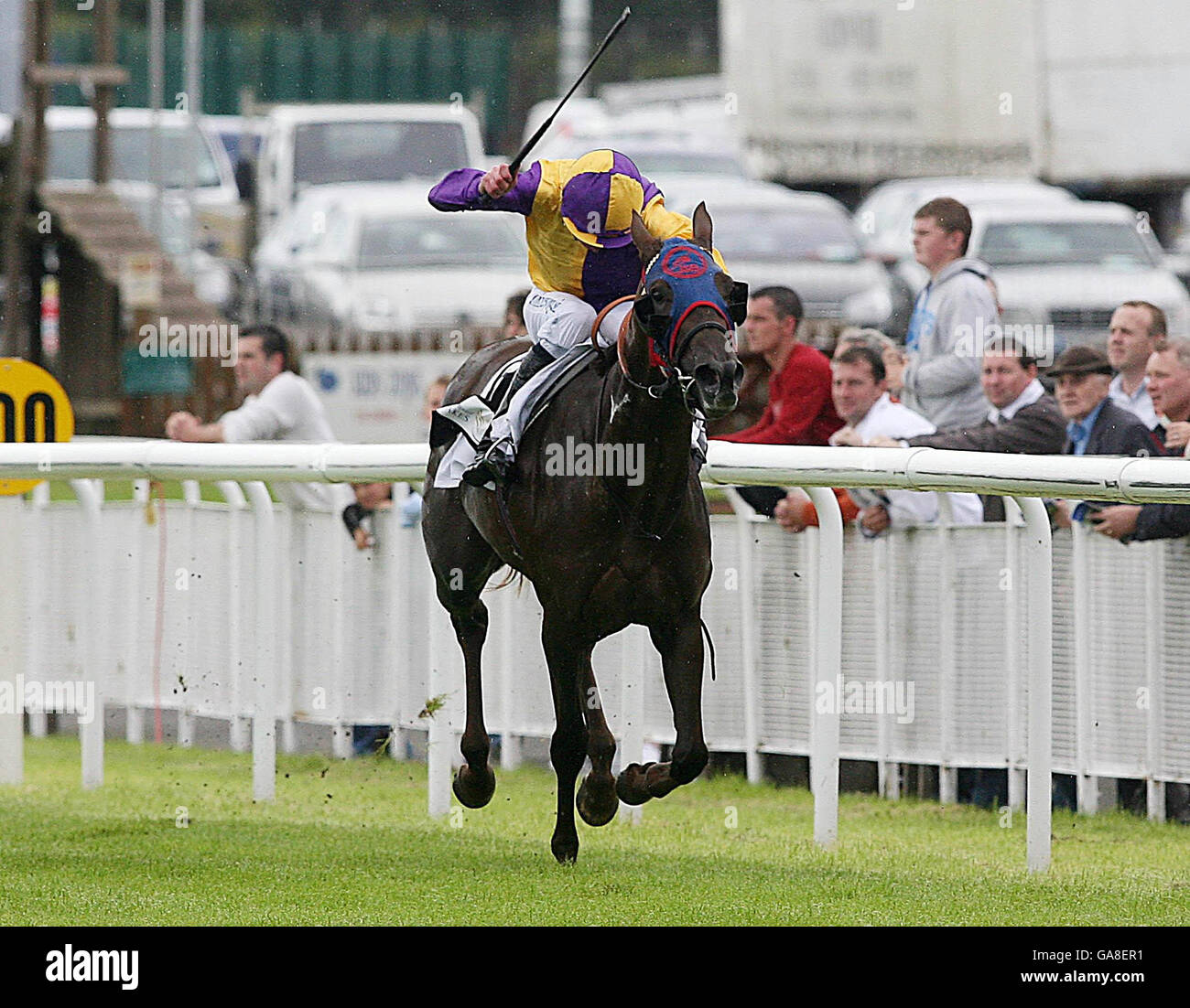 Le Phoenix indépendant Waterford Wedgewood a une valeur de 300,000 euros à l'hippodromes de Curragh, au Co.Kildare, en Irlande. Sur la photo, la victoire était Saoirse Abu sous le jockey Kevin Manning et entraîné par Jim Bolger. Banque D'Images