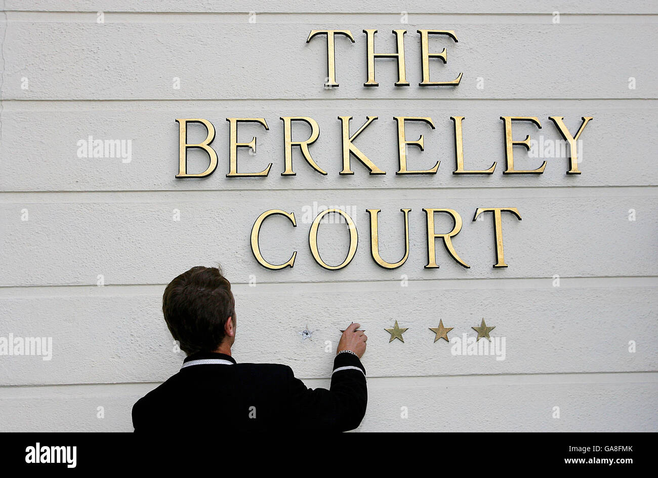 Porter Martin Haddock enlève les cinq étoiles du mur à l'extérieur de la cour de Berkeley car Landmark Hotels jury's Hotel Ballsbridge et le Berkely Hotel Ballsbridge ferment leurs portes pour affaires. Banque D'Images