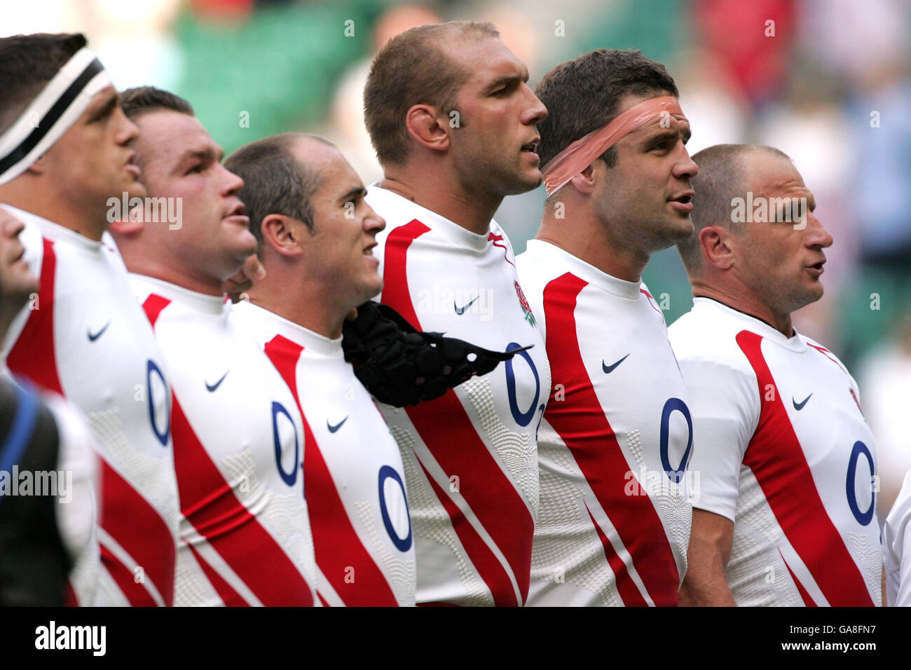 Mike Catt, Angleterre, dirige l'équipe d'Angleterre en chantant l'hymne national Banque D'Images