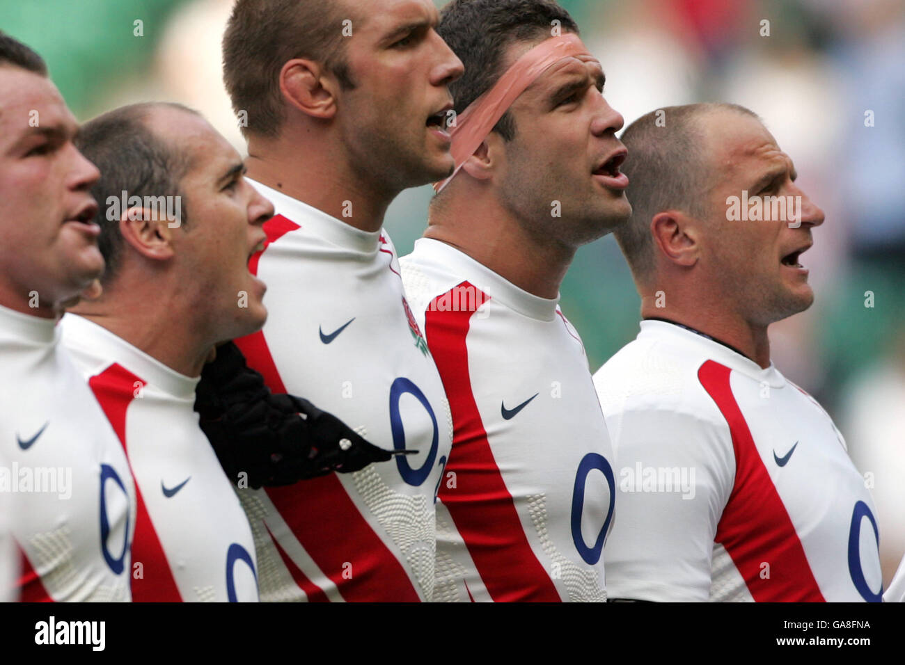 Rugby Union - Investec Challenge 2007 - Angleterre / France - Twickenham.Mike Catt, Angleterre, dirige l'équipe d'Angleterre en chantant l'hymne national Banque D'Images