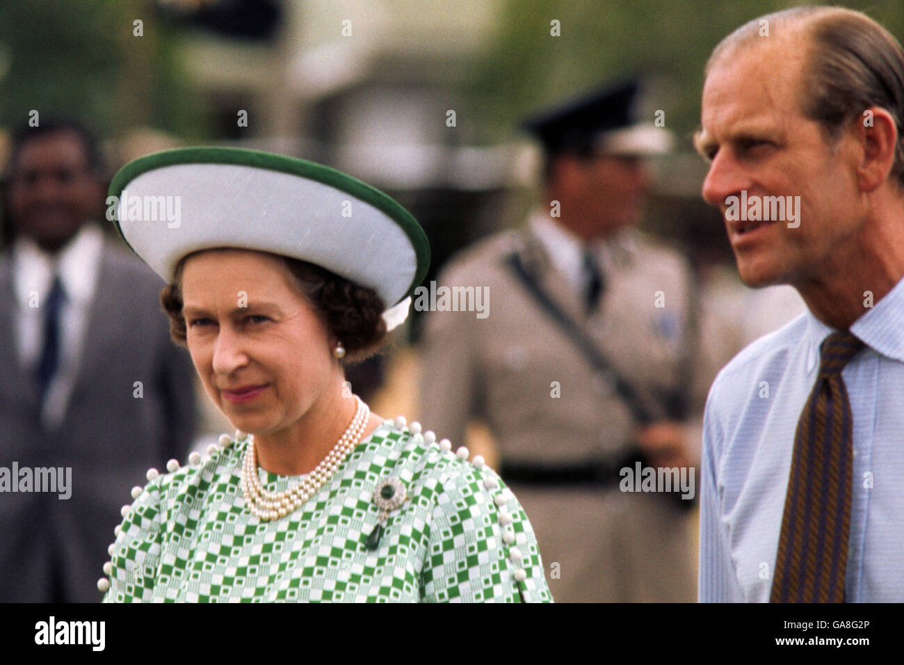 La reine Elizabeth II et le duc d'Édimbourg ont été accueillis à l'aéroport de Labasa, sur l'île de Valua Levu, après avoir pris l'avion de Suva, Fidji. Banque D'Images
