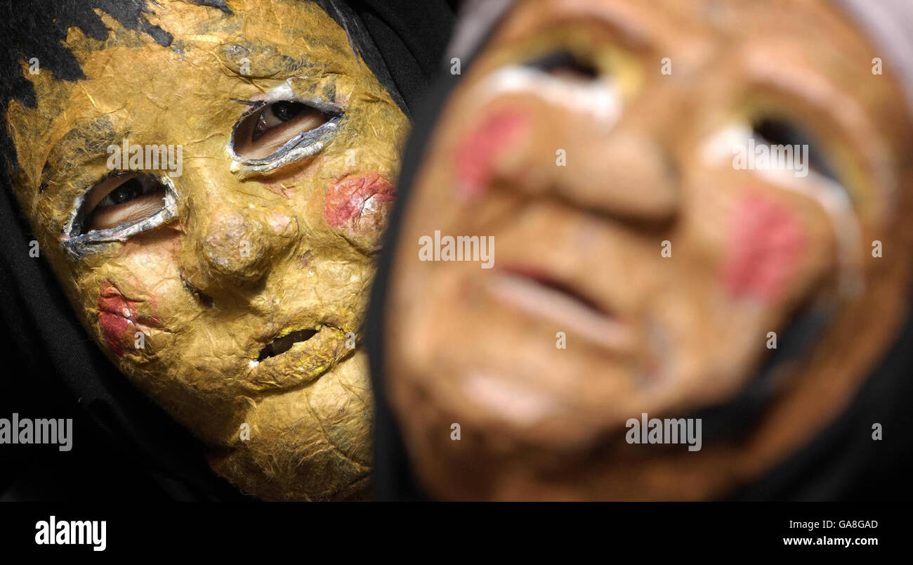 Les acteurs de « The Angel and the Woodcutter » font la promotion de leur spectacle du festival des Fringe d'Édimbourg sur le Royal Mile à Édimbourg. Banque D'Images