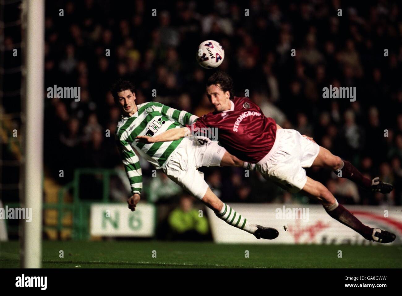 Football - Banque d'Écosse Premier League - Celtic v Heart of Midlothian.Jackie McNamara, de Celtic, se met en tête de plongée malgré un défi de la part de Stephane Mahé, de Hearts Banque D'Images