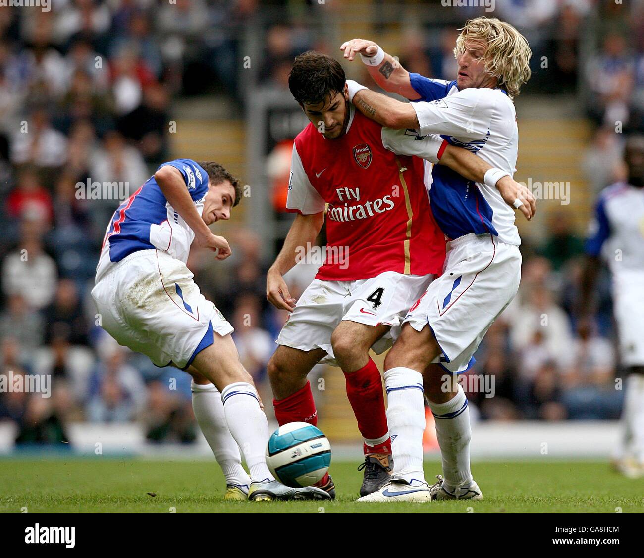 Blackburn Rovers Matt Derbyshire (à gauche) et Robbie Savage (à droite) ont fait pression sur Francesc Fabregas d'Arsenal. Banque D'Images