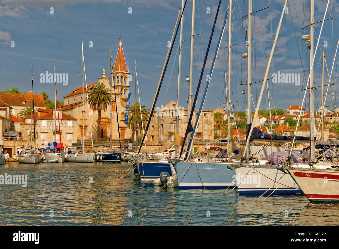 Bateaux de croisière amarrés à ACI marina dans la ville de Milna sur l'île de Brac, Croatie. Banque D'Images