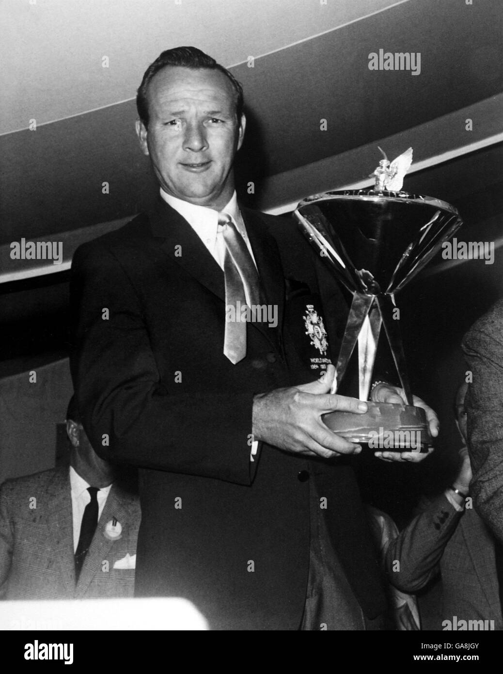 Golf - Piccadilly World Matchplay Championship - Wentworth. Arnold Palmer célèbre avec le trophée Banque D'Images