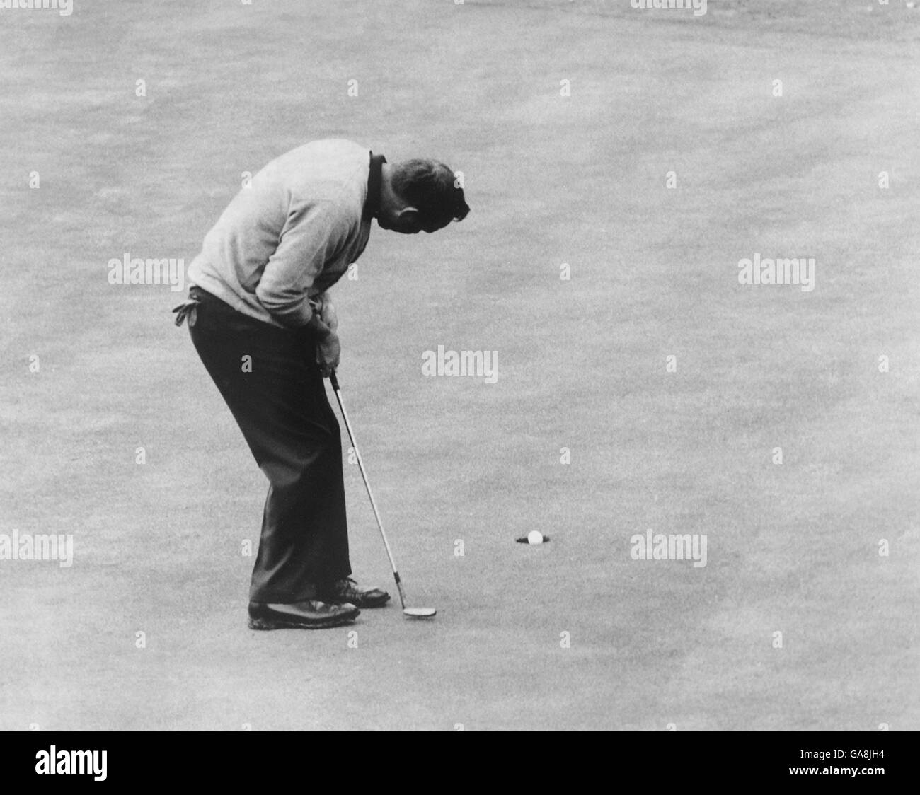 Golf - Piccadilly World Matchplay Championship - Wentworth. Arnold Palmer mettant sur le 16e vert Banque D'Images