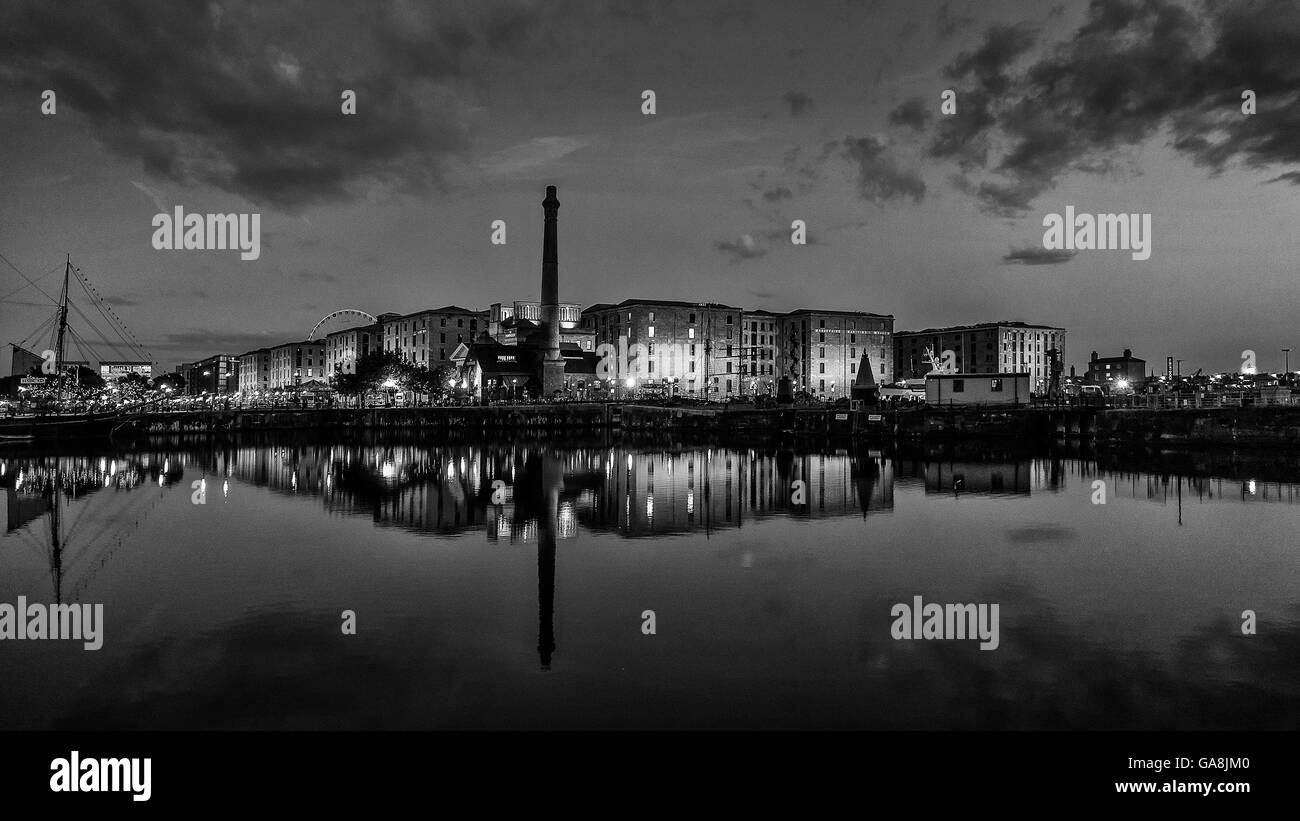 Albert Dock la nuit tombée sur Canning Dock Liverpool Angleterre UK-monochrome Banque D'Images