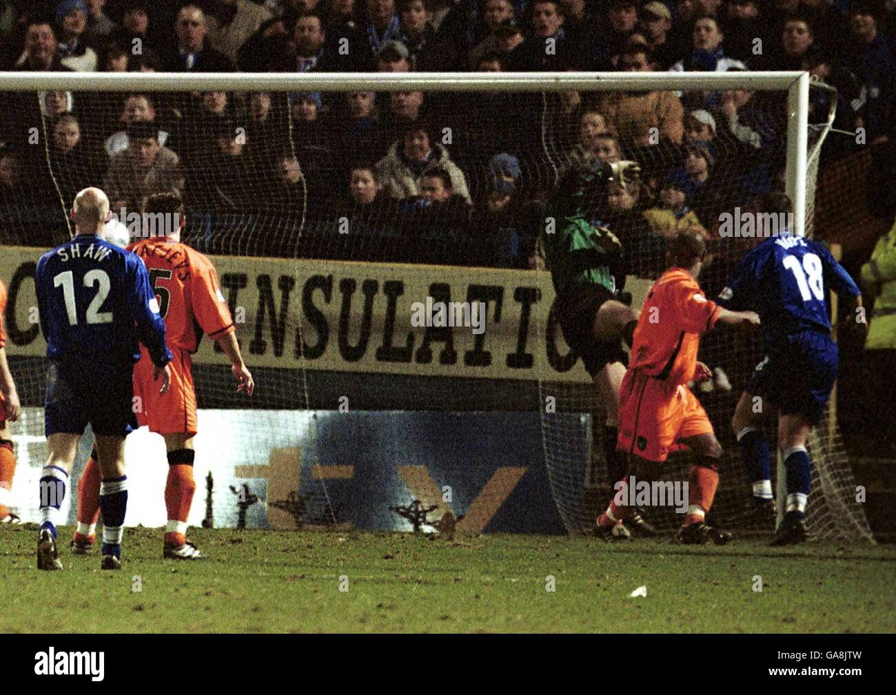 Scott Jones de Bristol Rovers, deuxième à partir de la droite, voit son cueilleur battre son propre gardien pour donner à Gillingham le but gagnant Banque D'Images