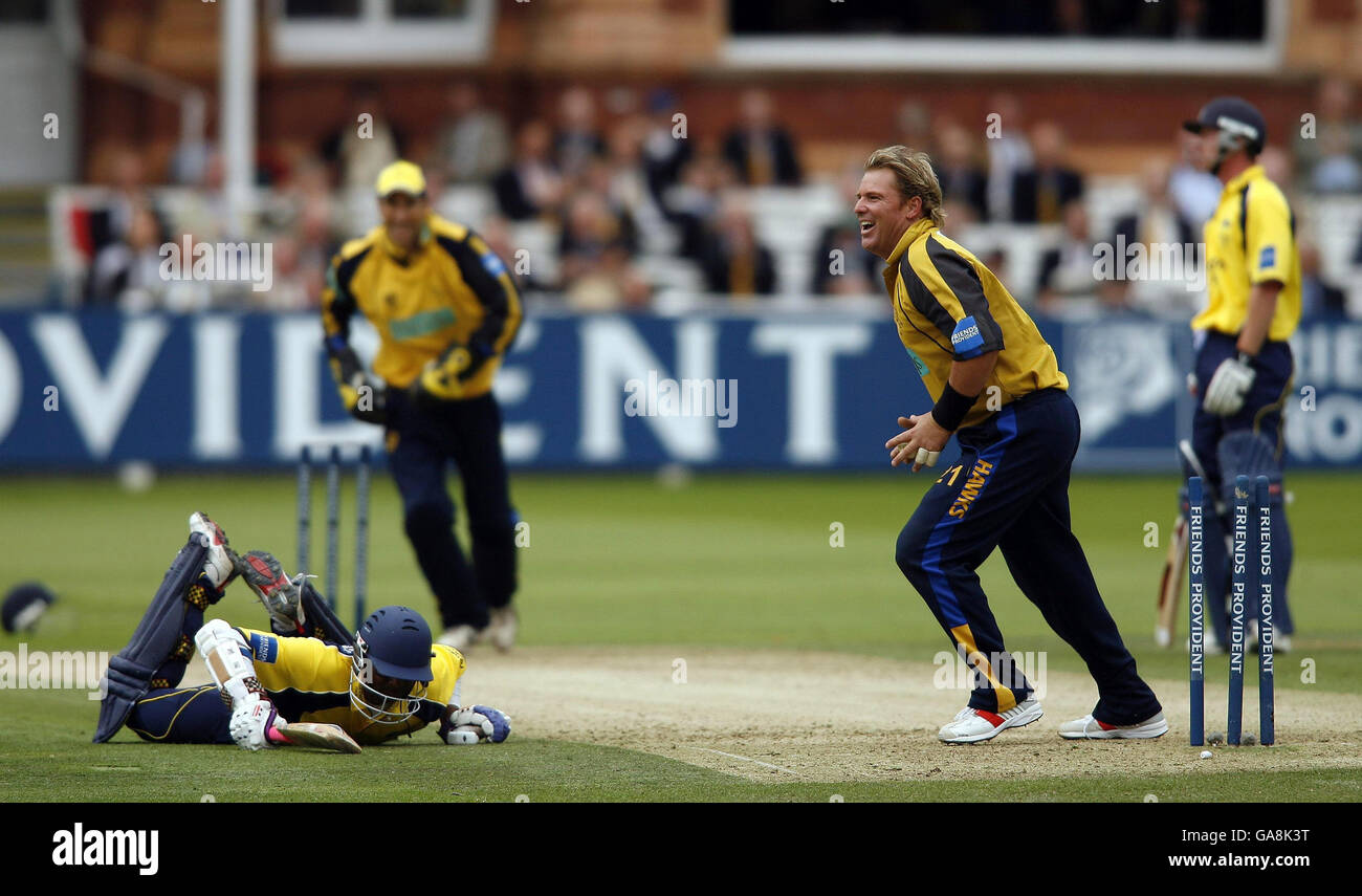 Shivnarine Chanderpaul de Durham (à gauche) est dirigé par le capitaine du Hampshire Shane Warne dans la finale du Trophée Provident des amis au terrain de cricket Lords, à Londres. Banque D'Images