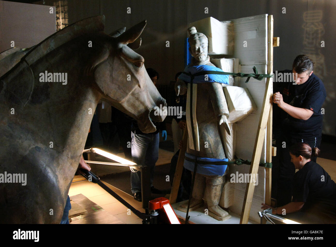 La première des figures de l'armée de terre cuite qui sera exposée au British Museum, est soigneusement déballée de sa caisse dans la salle de lecture du Musée dans le centre de Londres. Banque D'Images