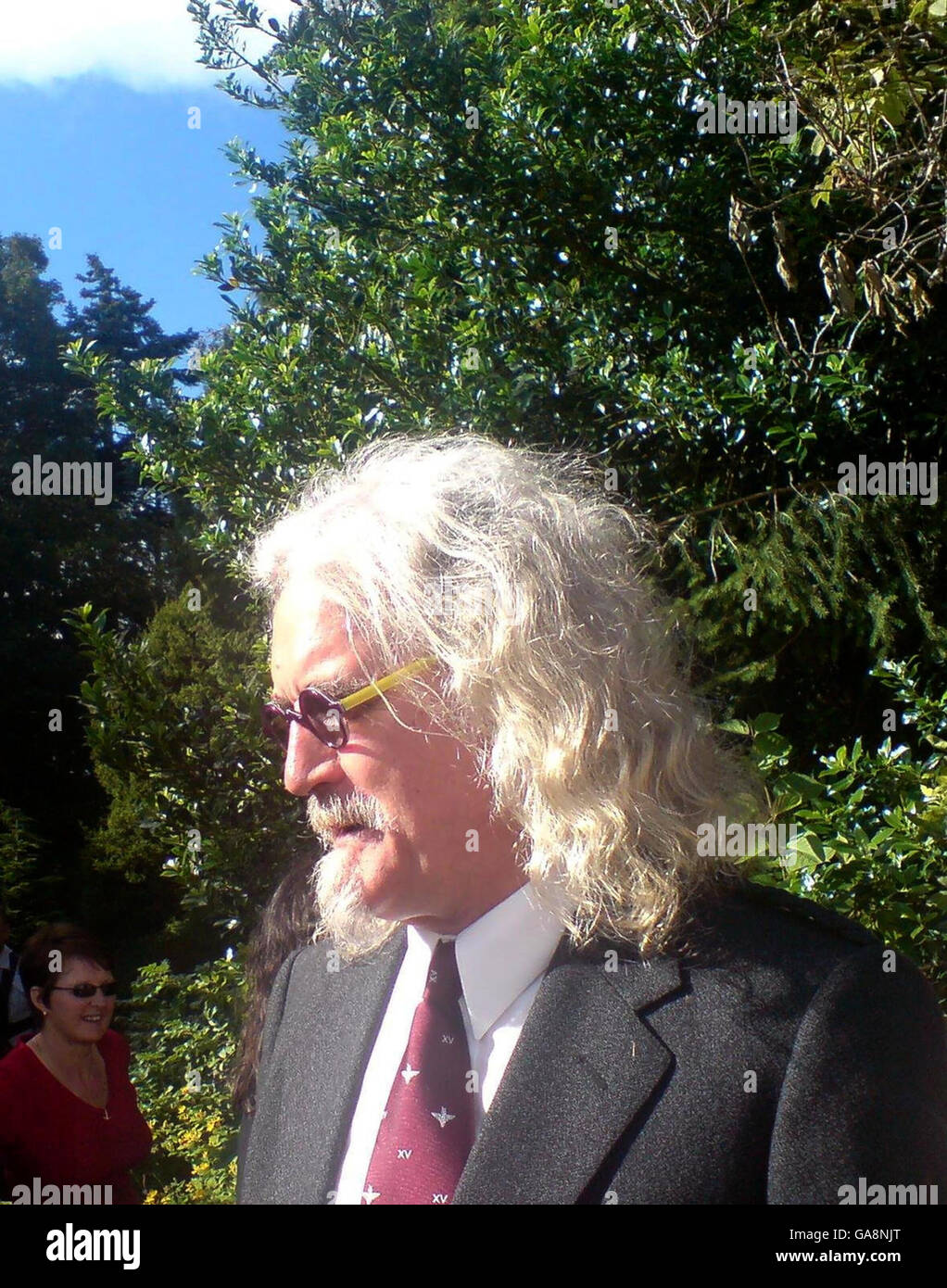 Le comédien Billy Connolly se joint aux spectateurs lors du rassemblement Lonach des Highland Games à Aberdeenshire. Banque D'Images