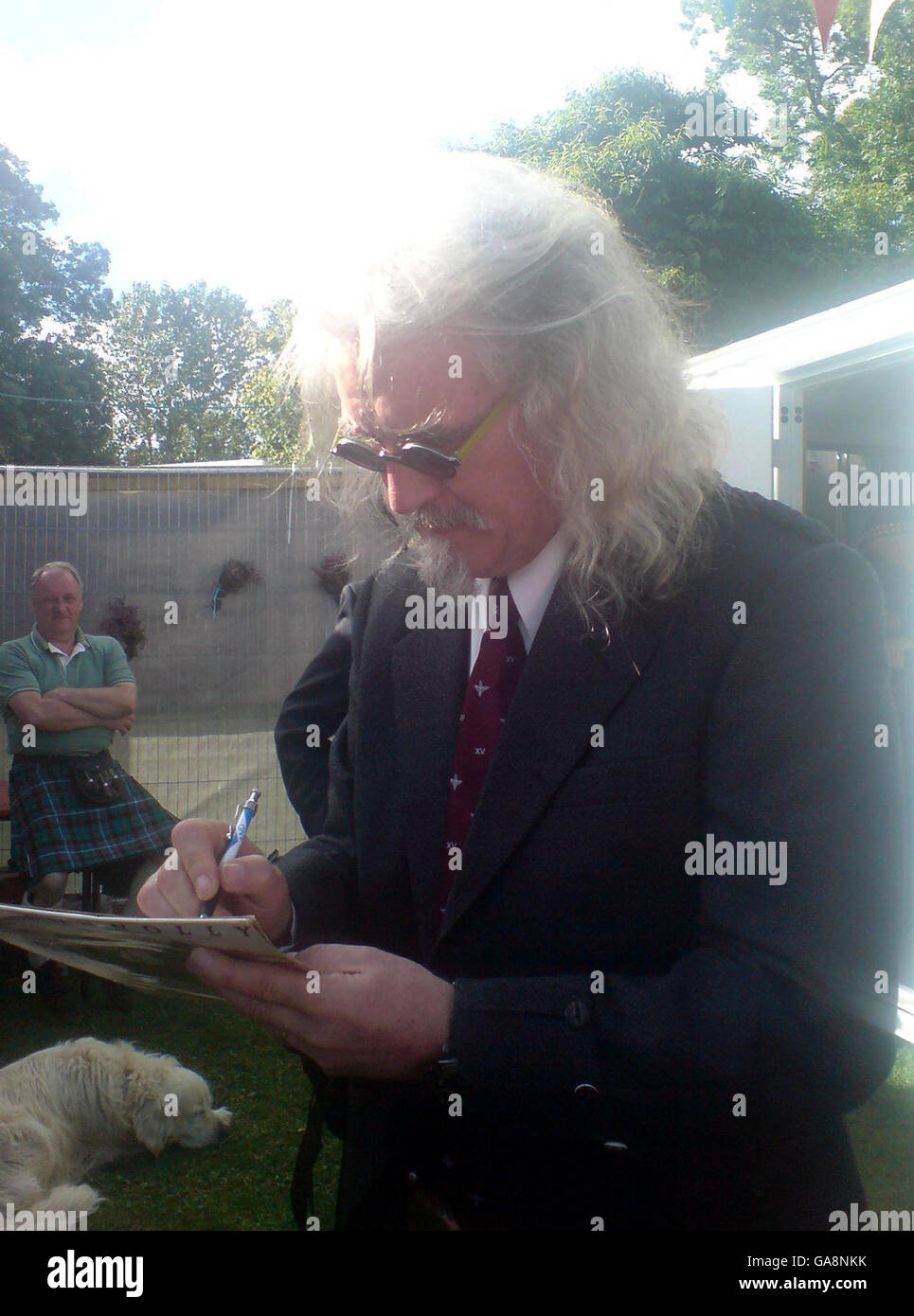 Le comédien Billy Connolly signe des autographes au rassemblement Lonach des Highland Games à Aberdeenshire. Banque D'Images