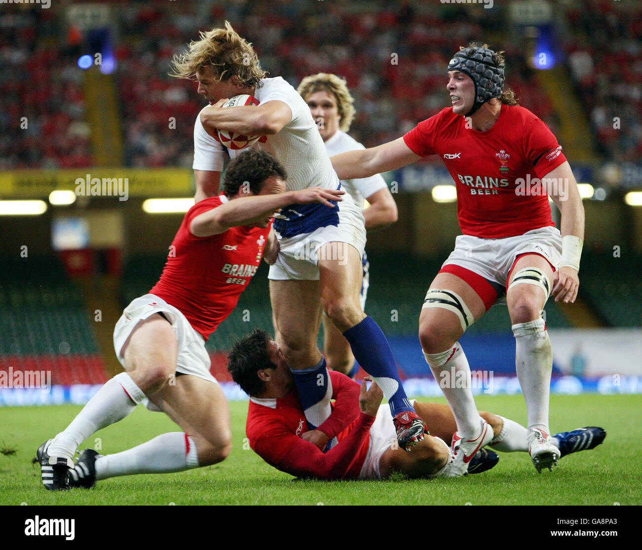 Mark Jones au pays de Galles arrête son numéro opposé, Aurelien Rougerie en France, lors du match de la série d'été permanente Invesco au Millennium Stadium de Cardiff. Banque D'Images