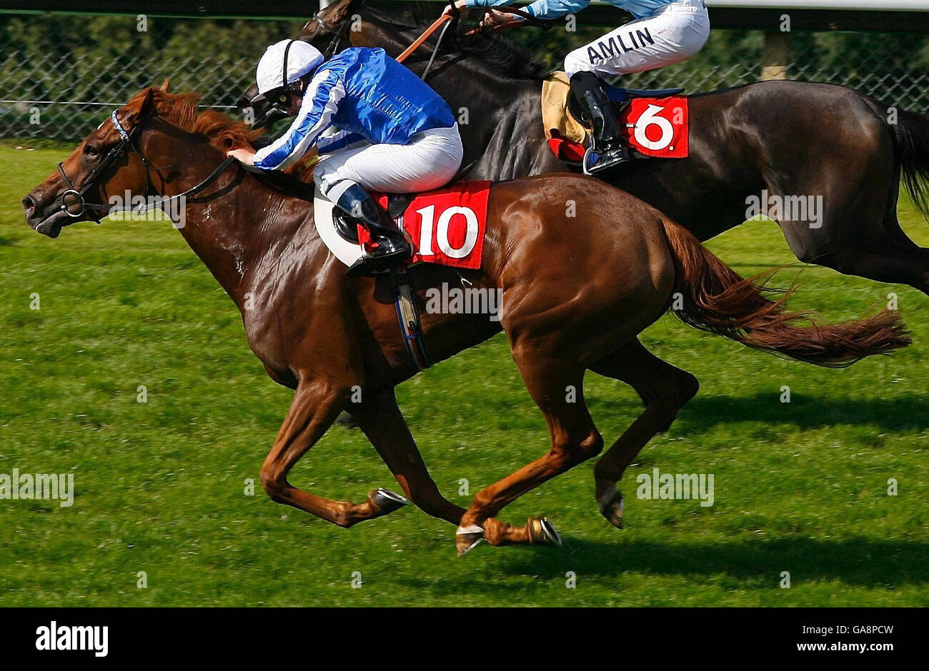 Courses hippiques - Goodwood.SEB Sanders fait passer Samira Gold à la victoire dans l'E.B.F.Alice Keppel est à Goodwood à l'hippodrome de Goodwood. Banque D'Images