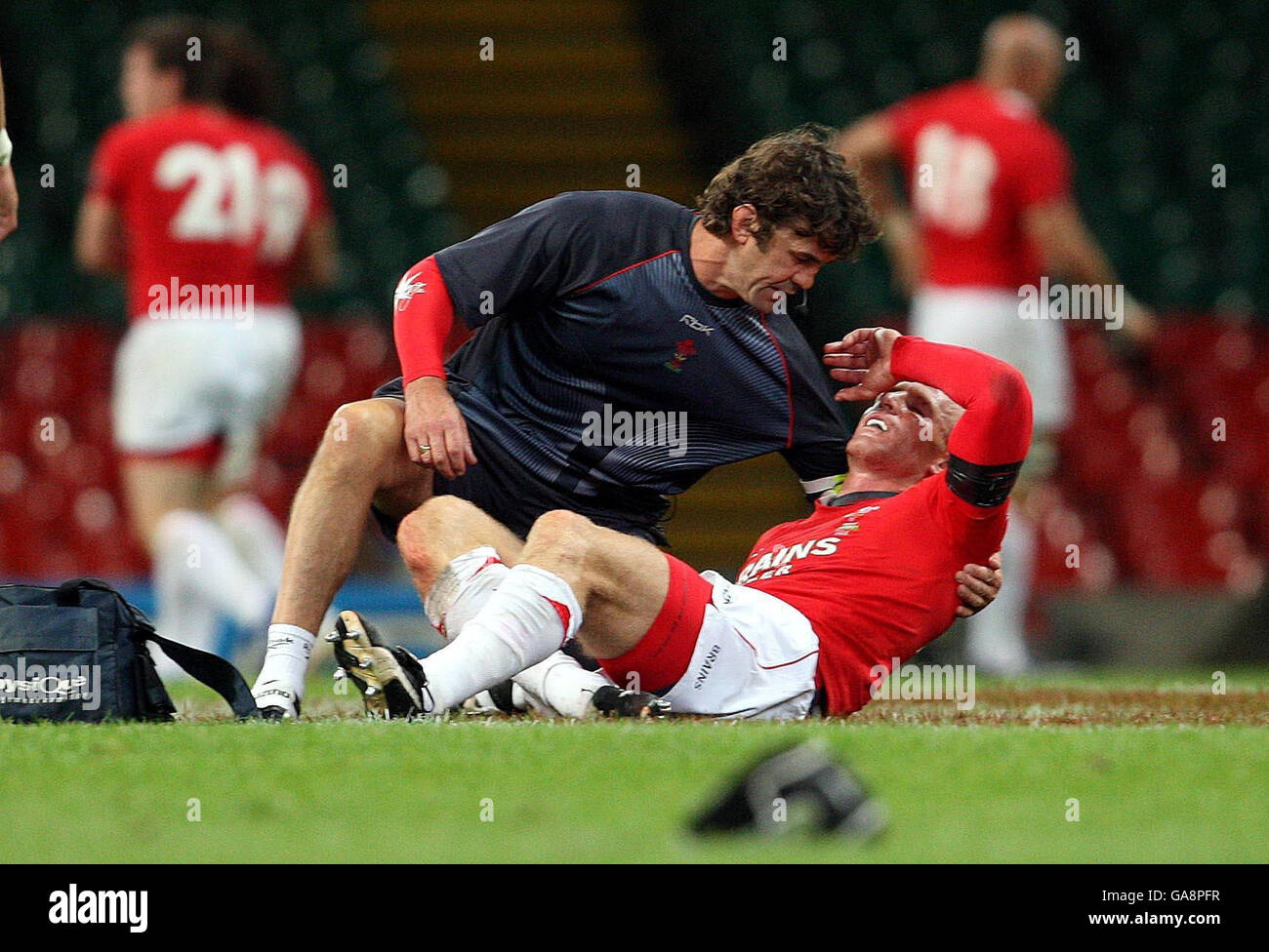 Gareth Thomas, capitaine du pays de Galles, est blessé contre la France lors du match de la série d'été permanente Invesco au Millennium Stadium de Cardiff. Banque D'Images