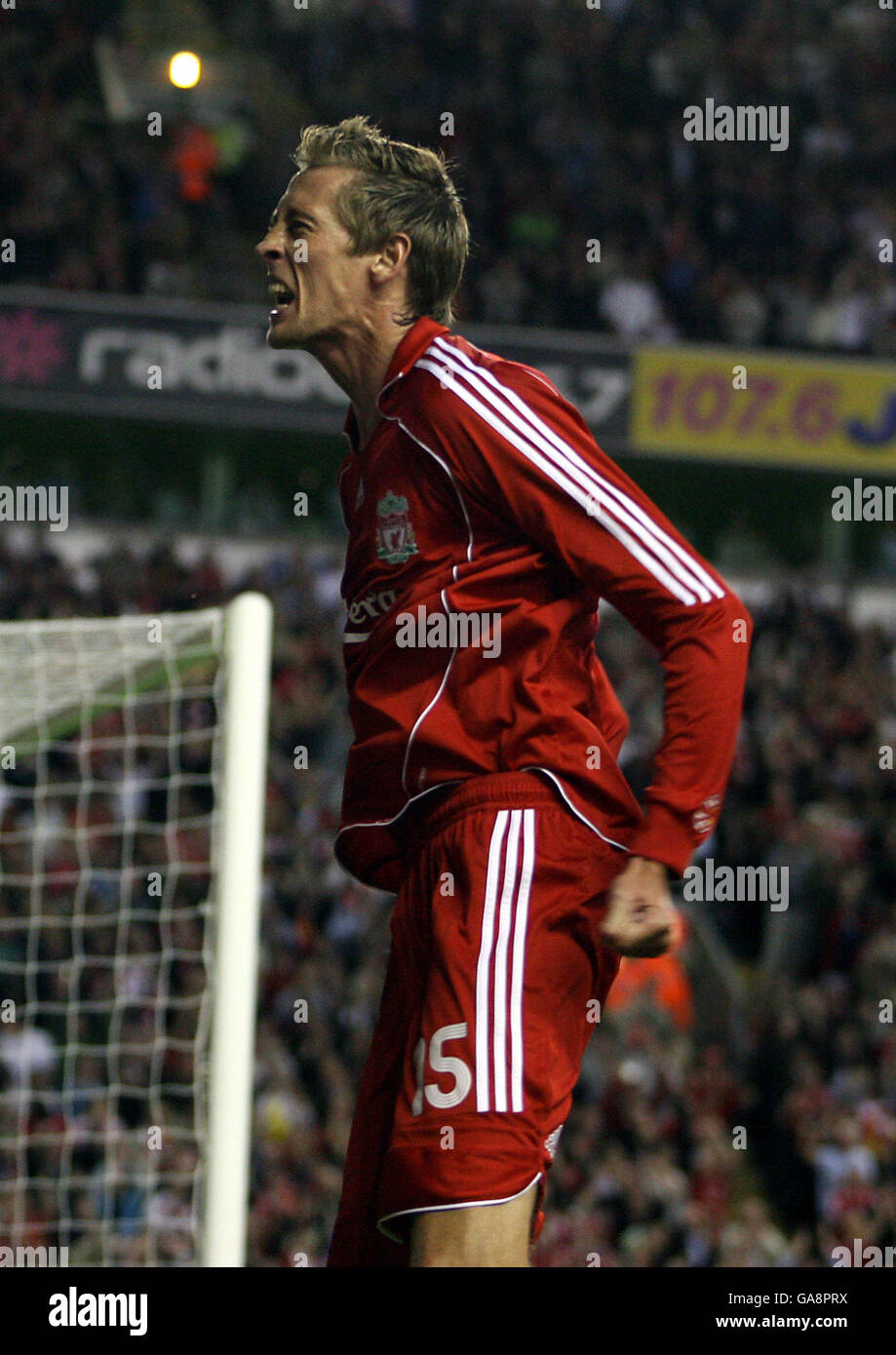 Football - Ligue des champions de l'UEFA - troisième cycle de qualification - deuxième étape - Liverpool / Toulouse - Anfield.Peter Crouch de Liverpool célèbre l'objectif d'ouverture Banque D'Images Football - Ligue des champions de l'UEFA - troisième cycle de qualification - deuxième étape - Liverpool / Toulouse - Anfield.Peter Crouch de Liverpool célèbre l'objectif d'ouverture Banque D'Images