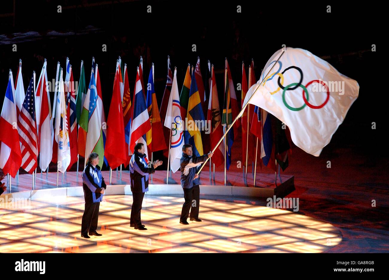 Le maire de Turin reçoit le drapeau olympique pour le 2006 20e Jeux Olympiques d'hiver Banque D'Images