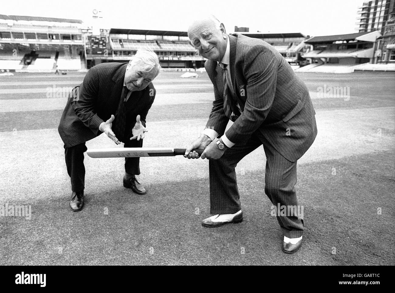 Brian Johnston (r), de la BBC radio four, s'implacera autour du cricket La légende Denis Compton (l) commémorera la dernière édition De « à votre façon » Banque D'Images