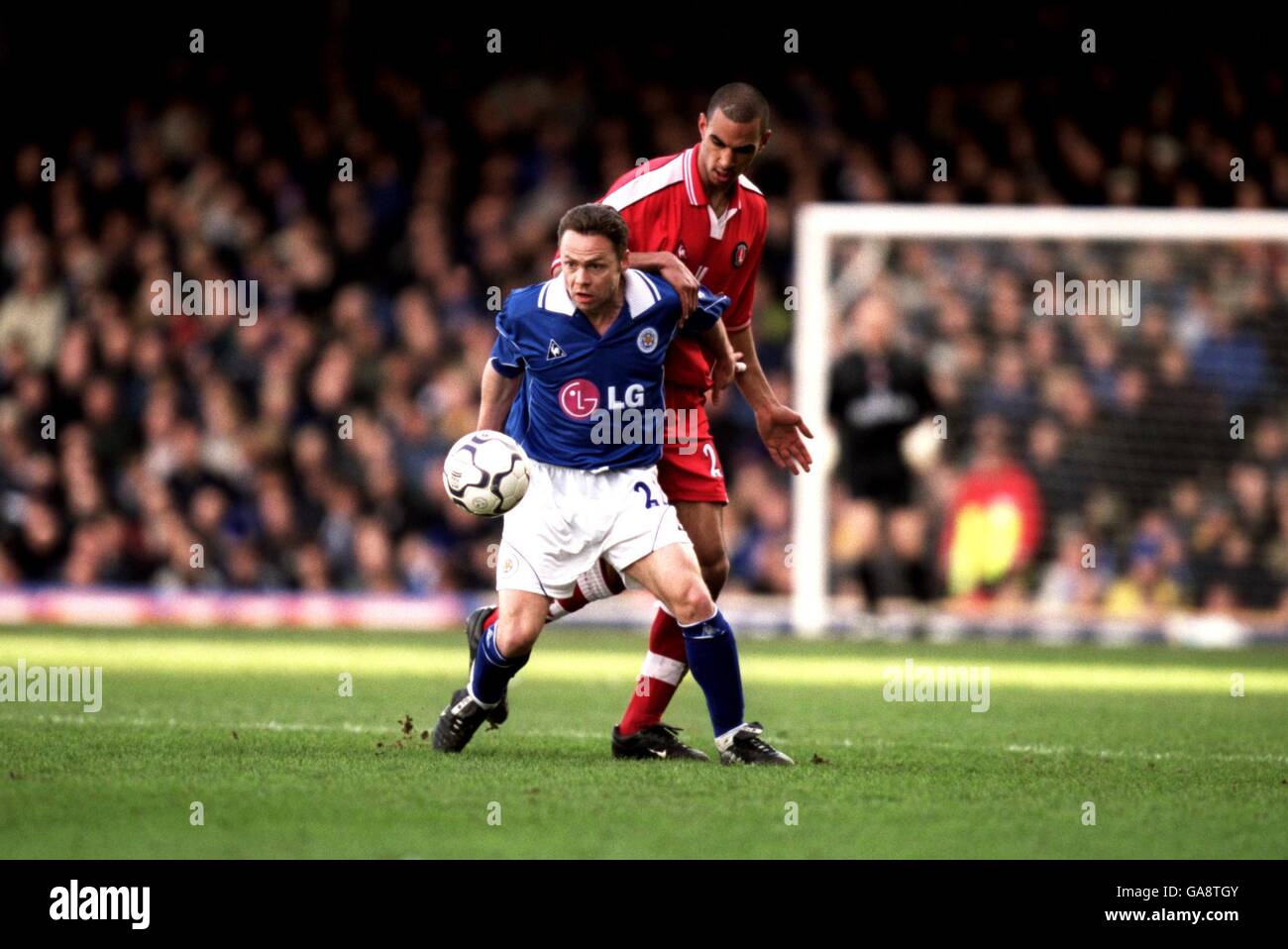 Soccer - FA Barclaycard Premiership - Leicester City / Charlton Athletic.Paul Dickov (l) de Leicester City est contesté par Charlton Jonathan Fortune, Charlton Athletic (r) Banque D'Images