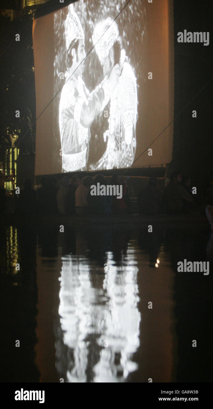 Les foules apprécient « UN jet de Dice », un film silencieux indien de 1929 restauré numériquement par le BFI, qui est présenté à Trafalgar Square, Londres, avec une nouvelle partition composée par Nitin Sawhney. Banque D'Images