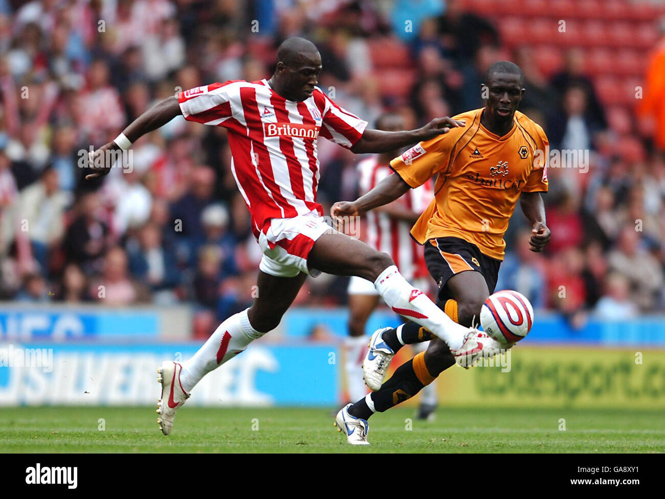 Mamady Sidibe de Stoke City et Seyi Olofinjana de Wolverhampton Wanderers en action lors du match de championnat Coca-Cola au stade Britannia, Stoke. Banque D'Images