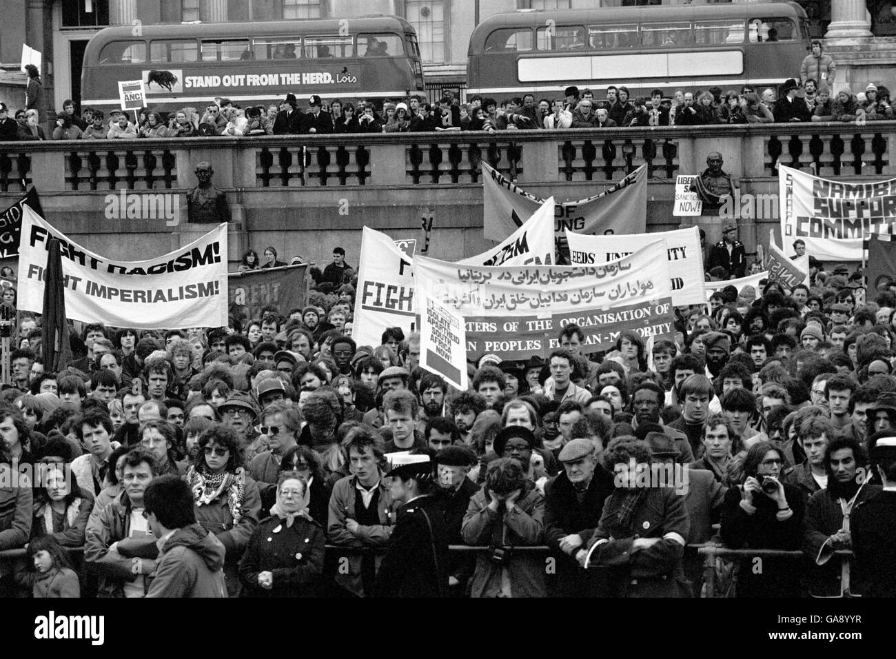 Une section de la foule de milliers participant à un rassemblement anti-apartheid à Trafalgar Square, Londres. Banque D'Images